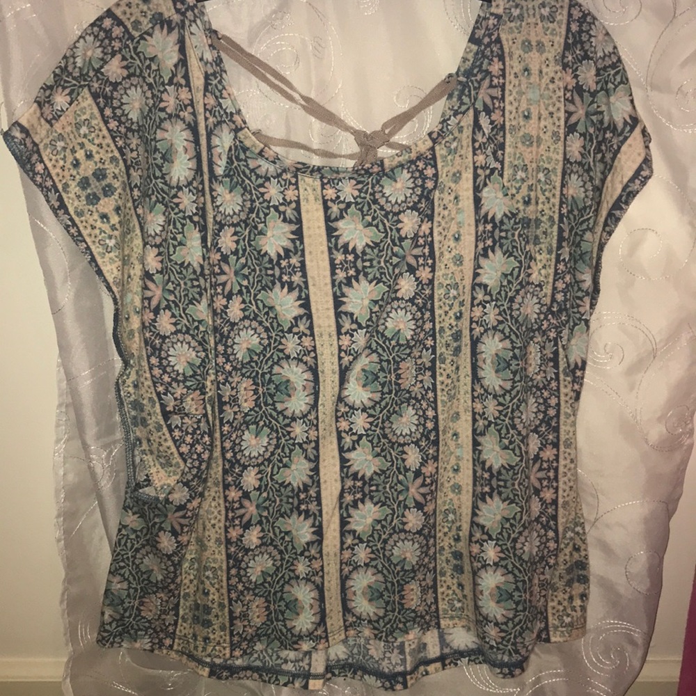 ❗️SOLD❗️Pretty pastel, floral print AE top